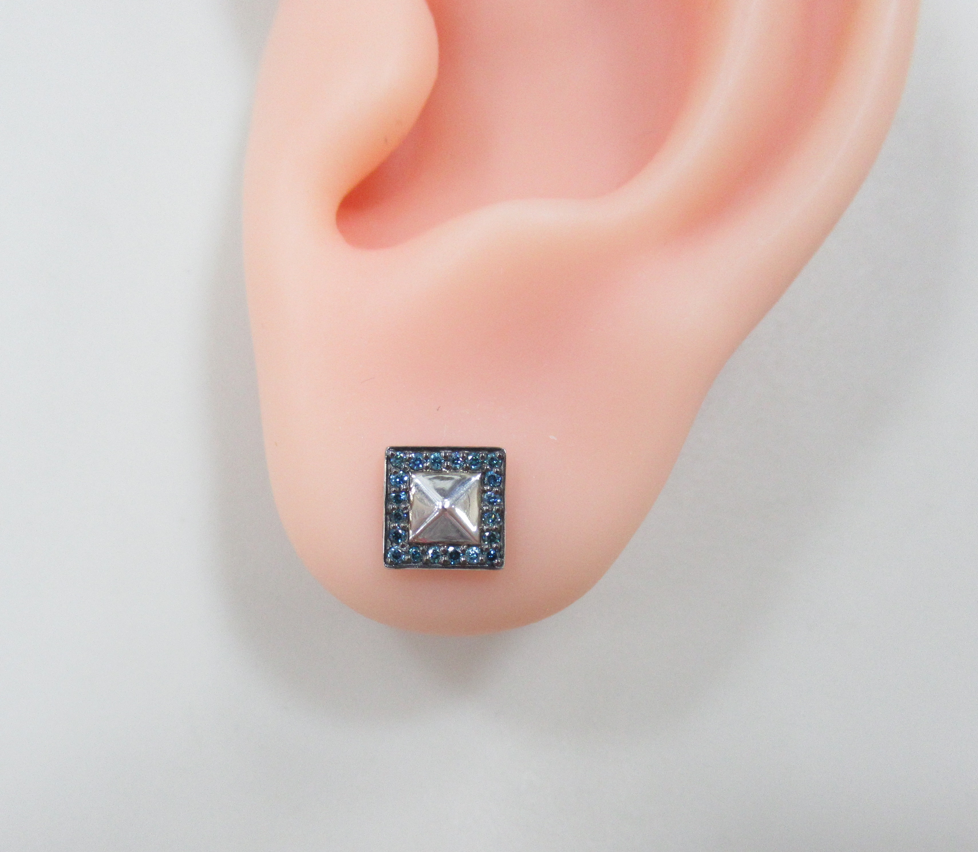 Серьги-пусеты из белого золота с голубыми бриллиантами